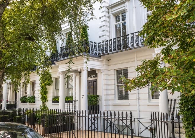 White stucco residential building in Chelsea, London